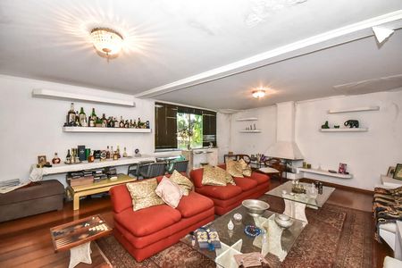 Casa à venda com 650m², 4 quartos e 9 vagasSala