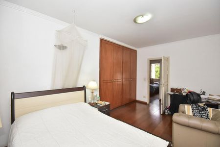 Casa à venda com 650m², 4 quartos e 9 vagasSuíte 2