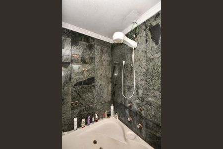 Casa à venda com 650m², 4 quartos e 9 vagasChuveiro do Banheiro da Suíte 2