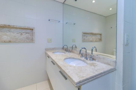 Apartamento à venda com 169m², 3 quartos e 3 vagasBanheiro da Suíte 1