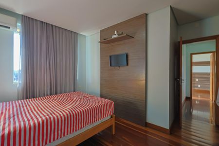 Casa à venda com 400m², 3 quartos e 3 vagas Casa à venda com 400m², 3 quartos e 3 vagasQuarto 3 - Suíte