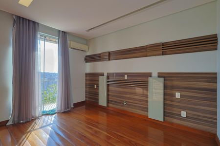 Casa à venda com 400m², 3 quartos e 3 vagas Casa à venda com 400m², 3 quartos e 3 vagasQuarto 2 - Suíte