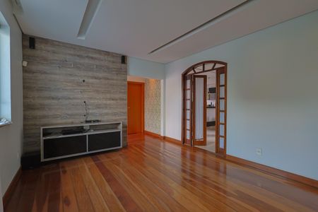 Casa à venda com 400m², 3 quartos e 3 vagas Casa à venda com 400m², 3 quartos e 3 vagasSala