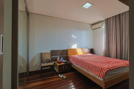 Casa à venda com 400m², 3 quartos e 3 vagas Casa à venda com 400m², 3 quartos e 3 vagasQuarto 3 - Suíte