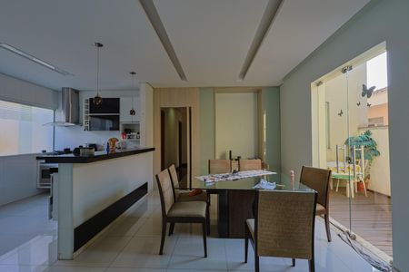 Casa à venda com 400m², 3 quartos e 3 vagas Casa à venda com 400m², 3 quartos e 3 vagasCozinha