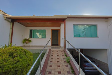Casa à venda com 400m², 3 quartos e 3 vagas Casa à venda com 400m², 3 quartos e 3 vagasFrente
