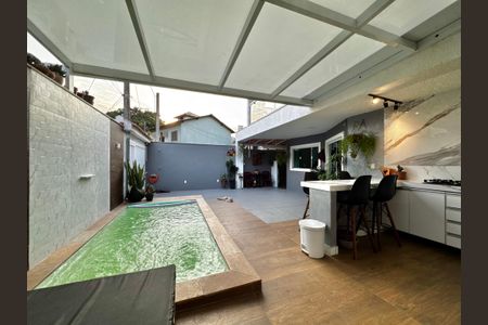 Casa de condomínio à venda com 220m², 4 quartos e 1 vagaÁrea externa