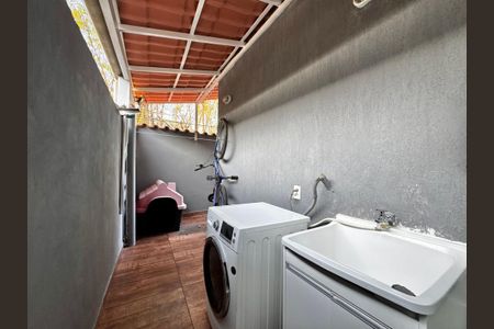 Casa de condomínio à venda com 220m², 4 quartos e 1 vagaÁrea de Serviço