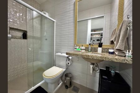 Casa de condomínio à venda com 220m², 4 quartos e 1 vagaSuíte 3 - Banheiro