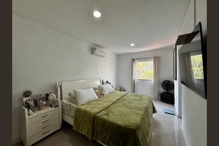 Casa de condomínio à venda com 220m², 4 quartos e 1 vagaSuíte 1