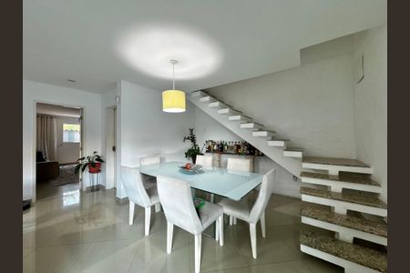 Casa de condomínio à venda com 220m², 4 quartos e 1 vagaSala