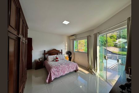 Casa de condomínio à venda com 220m², 4 quartos e 1 vagaSuíte 2