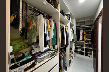 Casa de condomínio à venda com 220m², 4 quartos e 1 vagaSuíte 1 - Closet