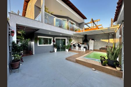 Casa de condomínio à venda com 220m², 4 quartos e 1 vagaÁrea externa