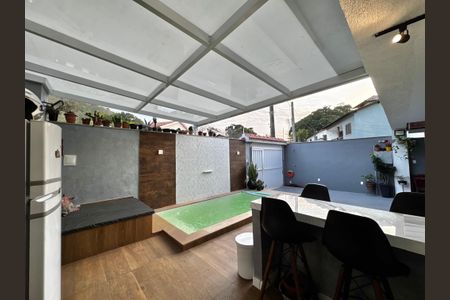 Casa de condomínio à venda com 220m², 4 quartos e 1 vagaÁrea externa