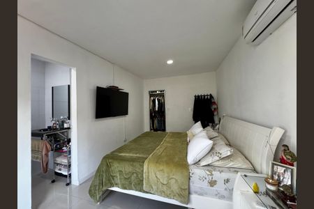 Casa de condomínio à venda com 220m², 4 quartos e 1 vagaSuíte 1