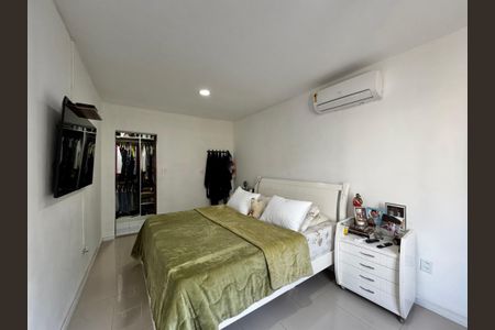 Casa de condomínio à venda com 220m², 4 quartos e 1 vagaSuíte 1