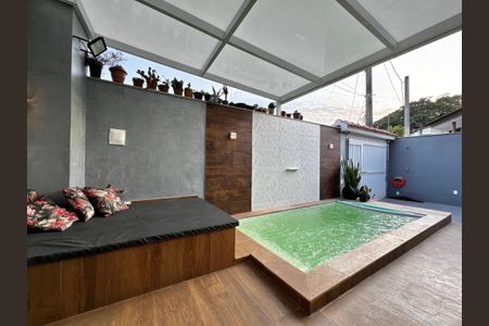 Casa de condomínio à venda com 220m², 4 quartos e 1 vagaÁrea externa