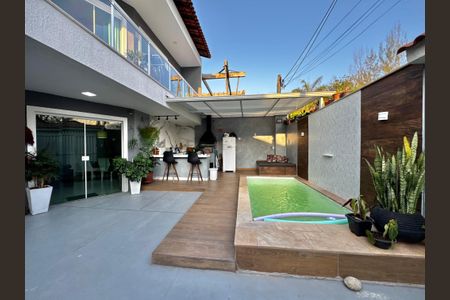 Casa de condomínio à venda com 220m², 4 quartos e 1 vagaÁrea externa