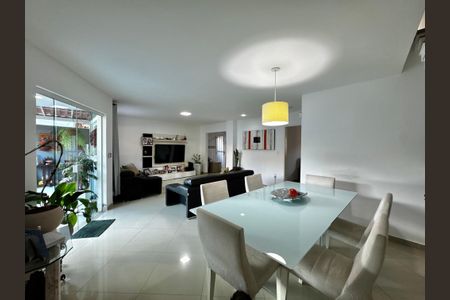 Casa de condomínio à venda com 220m², 4 quartos e 1 vagaSala