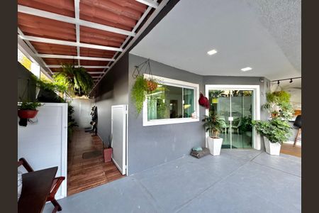 Casa de condomínio à venda com 220m², 4 quartos e 1 vagaÁrea externa