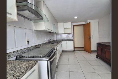 Apartamento para alugar com 300m², 3 quartos e 3 vagas Apartamento para alugar com 300m², 3 quartos e 3 vagasCozinha