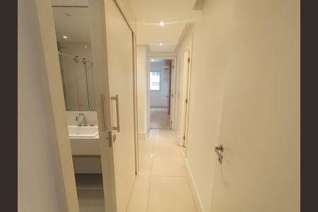 Corredor de apartamento para alugar com 3 quartos, 133m² em Barra da Tijuca, Rio de Janeiro