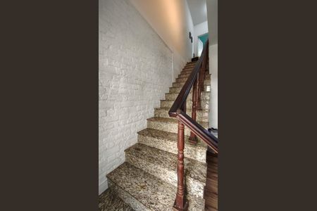 Casa à venda com 219m², 4 quartos e sem vagaEscada