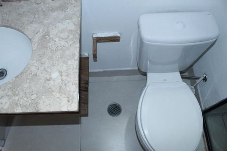 Banheiro social de kitnet/studio para alugar com 1 quarto, 27m² em Centro, São Paulo