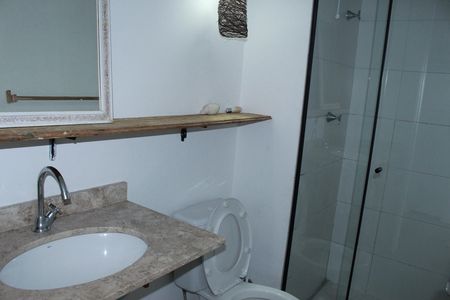 Banheiro social de kitnet/studio para alugar com 1 quarto, 27m² em Centro, São Paulo