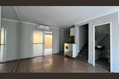 Casa de condomínio à venda com 100m², 3 quartos e 2 vagas Casa de condomínio à venda com 100m², 3 quartos e 2 vagasSala