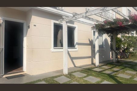 Casa de condomínio à venda com 100m², 3 quartos e 2 vagas Casa de condomínio à venda com 100m², 3 quartos e 2 vagasFachada