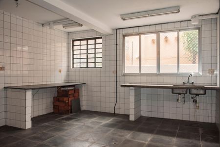 Casa para alugar com 400m², 3 quartos e 3 vagasCozinha externa (Piso inferior)