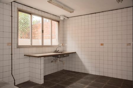 Casa para alugar com 400m², 3 quartos e 3 vagasCozinha externa (Piso inferior)