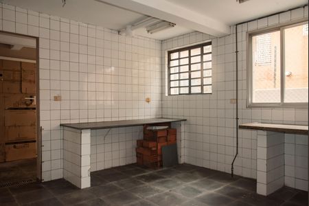 Casa para alugar com 400m², 3 quartos e 3 vagasCozinha externa (Piso inferior)