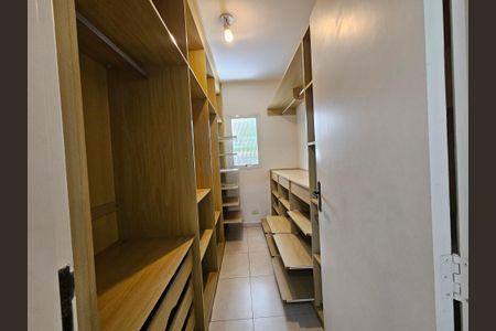 Casa à venda com 480m², 4 quartos e 8 vagasCloset da suíte 1