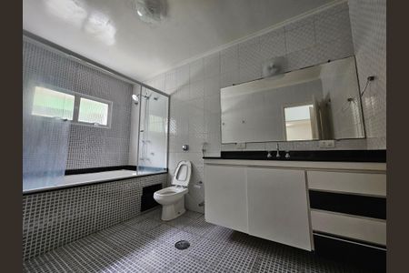 Casa à venda com 480m², 4 quartos e 8 vagasBanheiro da Suíte 2