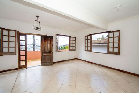 Casa à venda com 272m², 4 quartos e 4 vagas Casa à venda com 272m², 4 quartos e 4 vagasSala