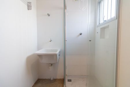 Banheiro de kitnet/studio para alugar com 1 quarto, 26m² em Vila Indiana, São Paulo