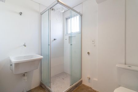 Banheiro de kitnet/studio para alugar com 1 quarto, 26m² em Vila Indiana, São Paulo