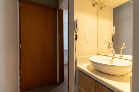 Banheiro de kitnet/studio para alugar com 1 quarto, 26m² em Vila Indiana, São Paulo