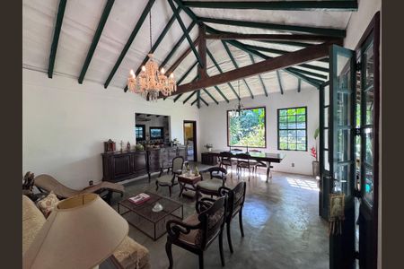 Casa de condomínio à venda com 135m², 2 quartos e 4 vagasSala