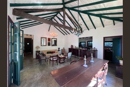 Casa de condomínio à venda com 135m², 2 quartos e 4 vagasSala