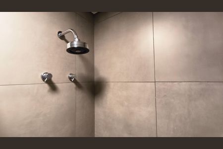 Banheiro de kitnet/studio para alugar com 1 quarto, 17m² em Liberdade, São Paulo