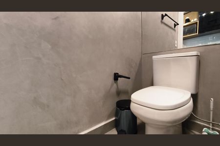 Banheiro de kitnet/studio para alugar com 1 quarto, 17m² em Liberdade, São Paulo