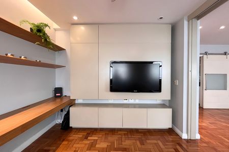 Sala de TV de apartamento para alugar com 2 quartos, 100m² em Leblon, Rio de Janeiro