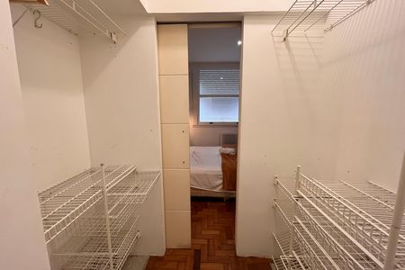 Apartamento para alugar com 100m², 2 quartos e sem vaga Apartamento para alugar com 100m², 2 quartos e sem vagaCloset da suíte