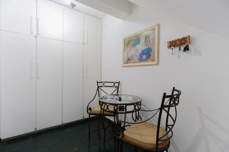 Casa à venda com 400m², 3 quartos e 4 vagas Casa à venda com 400m², 3 quartos e 4 vagasHall da garagem