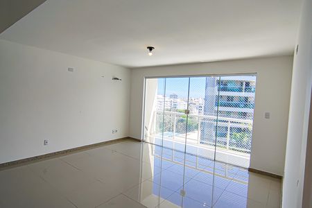 Sala de casa de condomínio à venda com 3 quartos, 400m² em Freguesia de Jacarepaguá, Rio de Janeiro