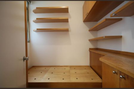 Apartamento à venda com 140m², 3 quartos e 3 vagas Apartamento à venda com 140m², 3 quartos e 3 vagasQuarto de Serviço